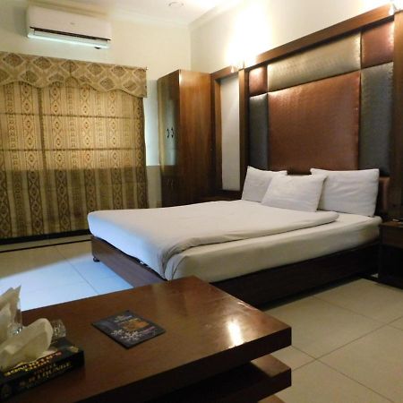 Hotel Мултан Екстериор снимка