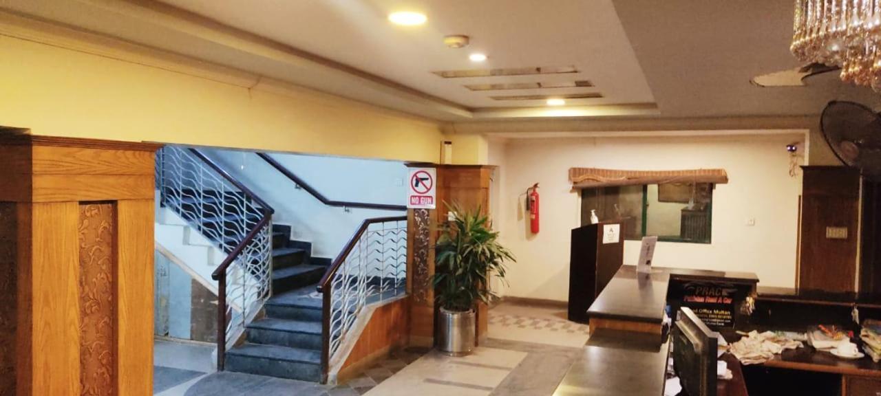 Hotel Мултан Екстериор снимка