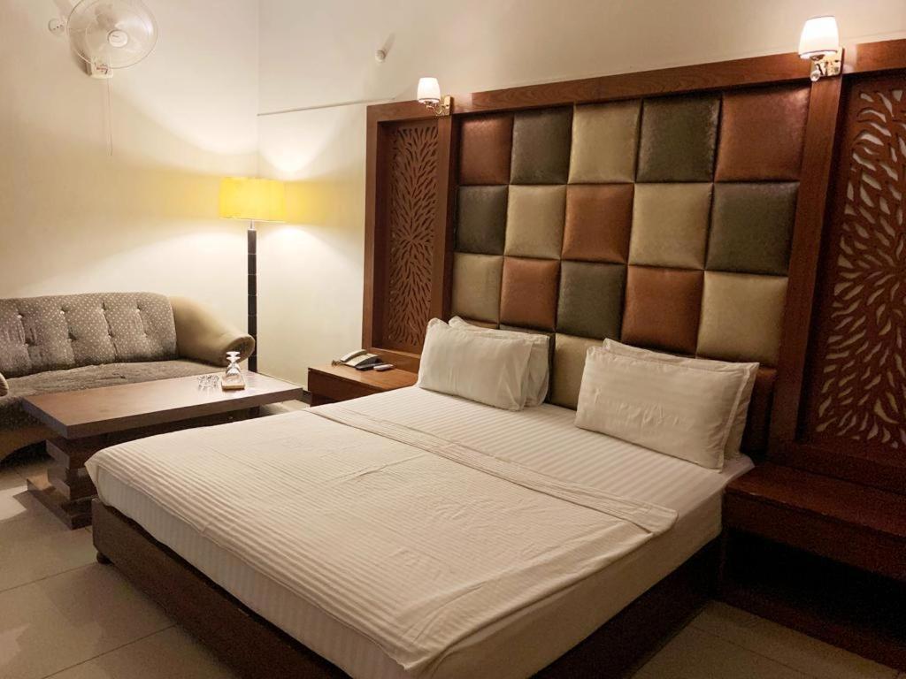 Hotel Мултан Екстериор снимка