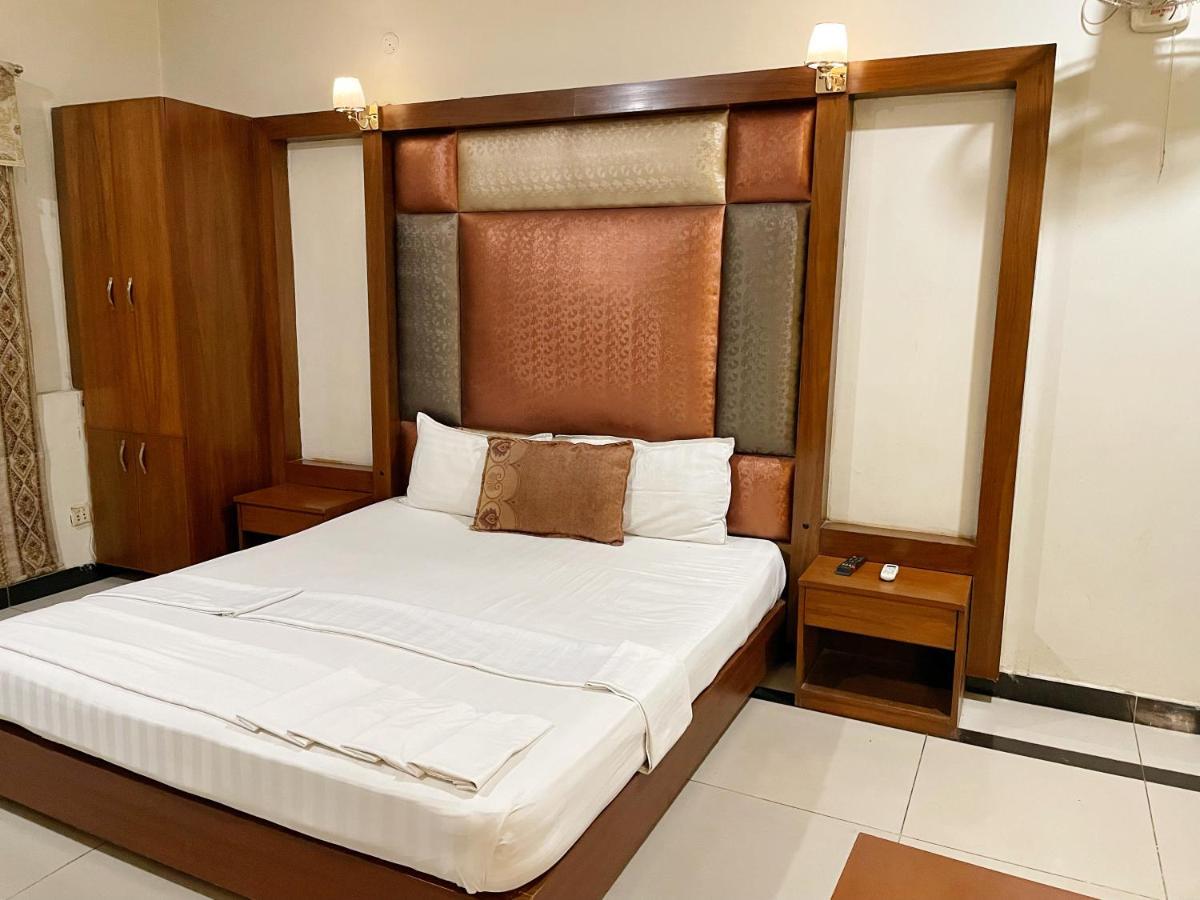 Hotel Мултан Екстериор снимка