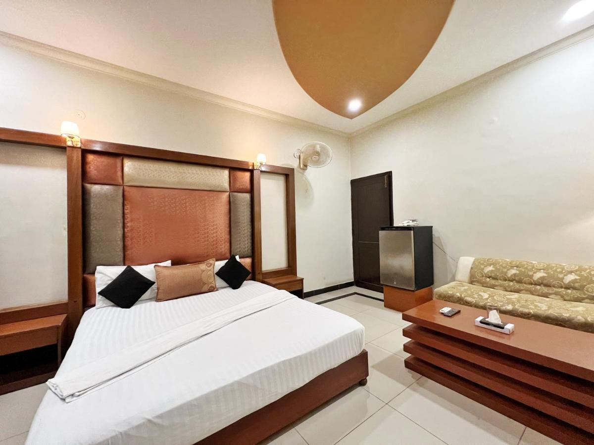 Hotel Мултан Екстериор снимка