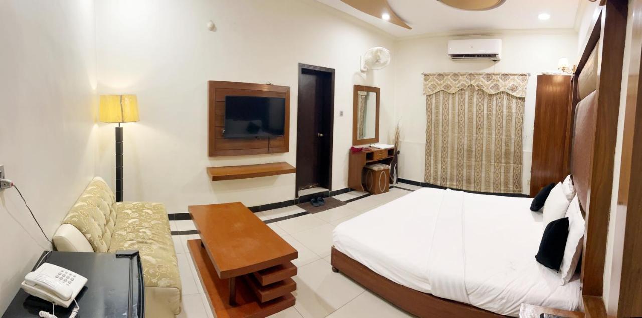 Hotel Мултан Екстериор снимка