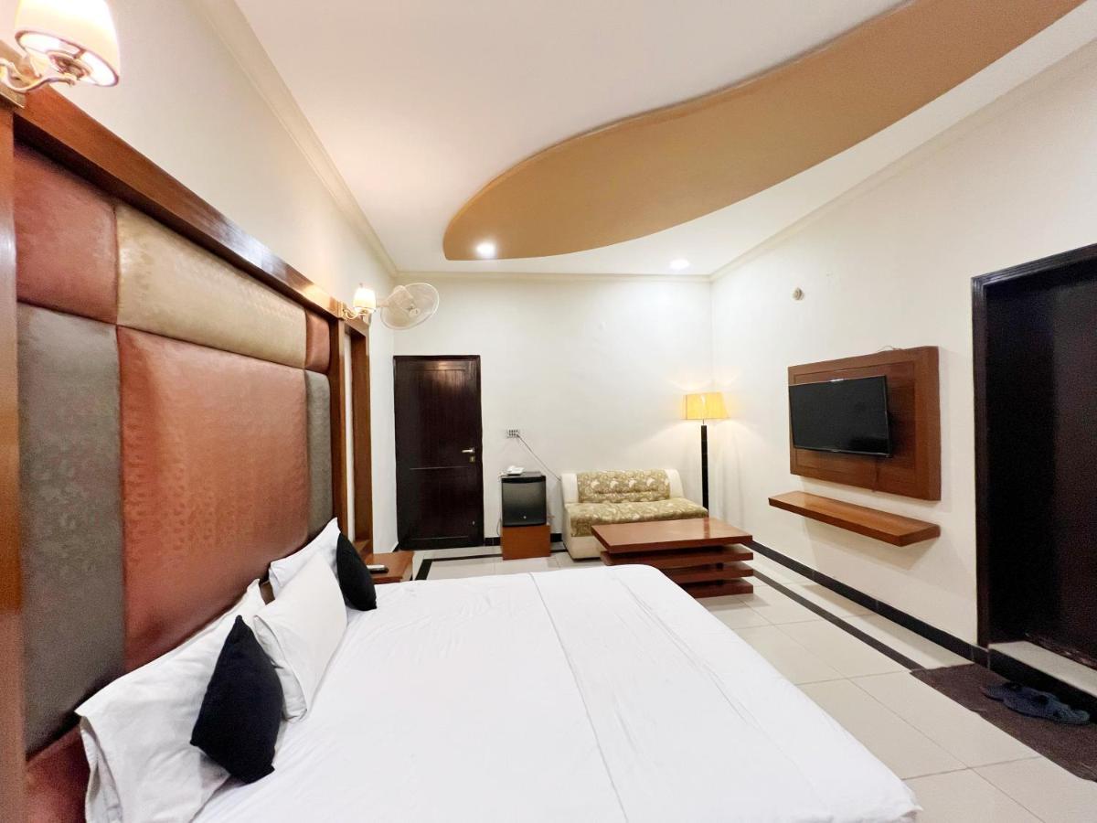 Hotel Мултан Екстериор снимка