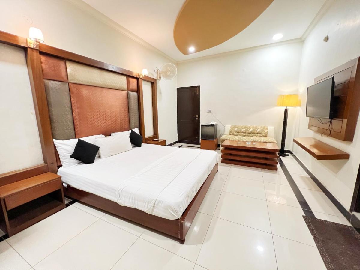 Hotel Мултан Екстериор снимка