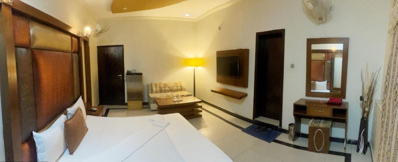 Hotel Мултан Екстериор снимка