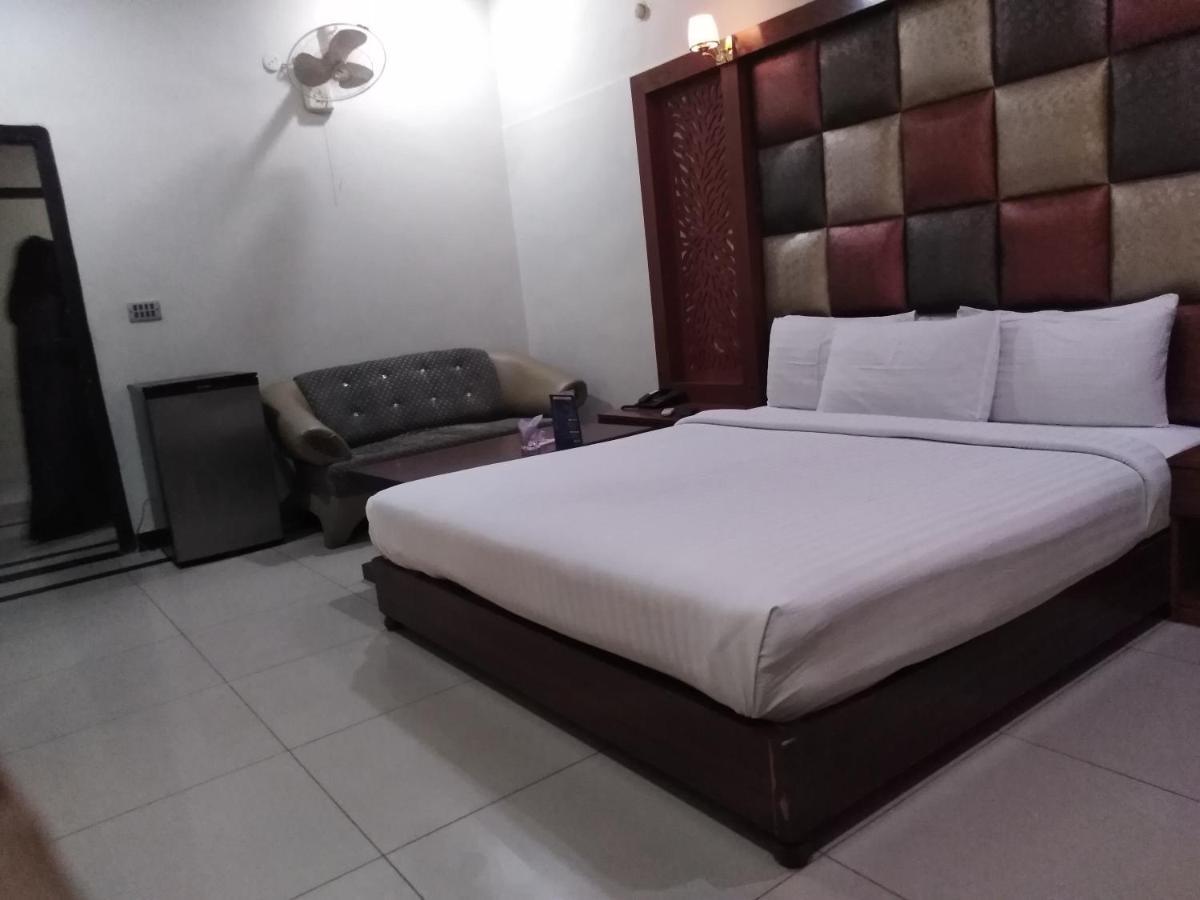 Hotel Мултан Екстериор снимка