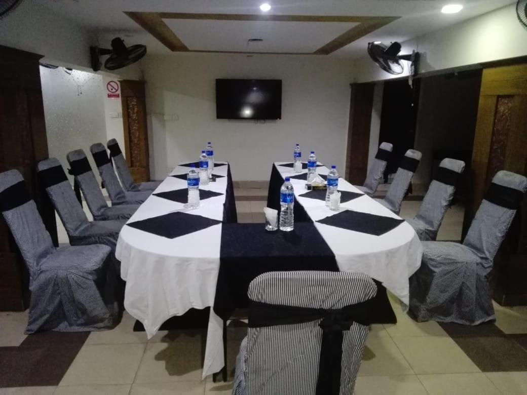 Hotel Мултан Екстериор снимка