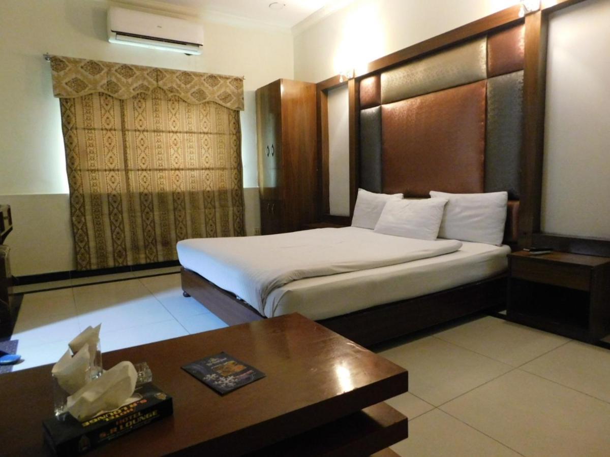Hotel Мултан Екстериор снимка