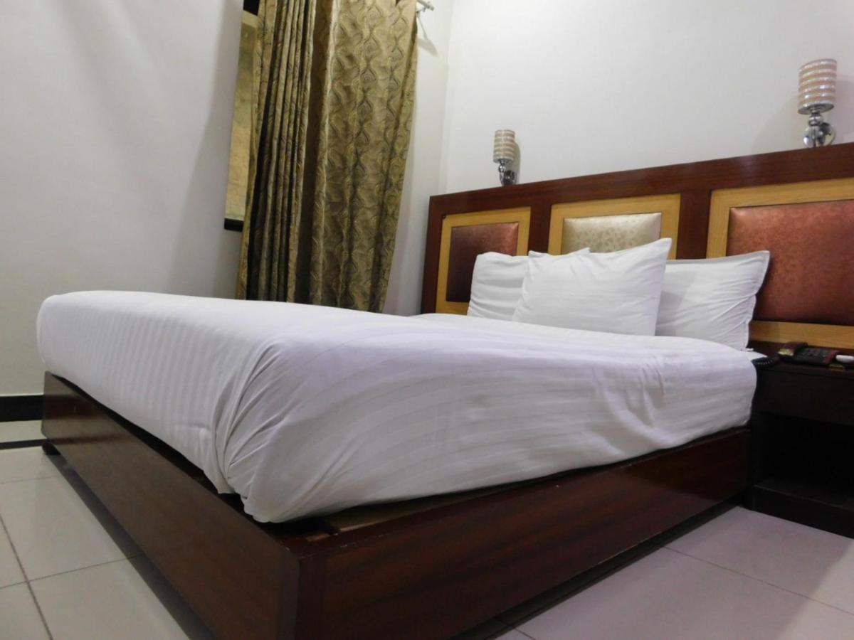Hotel Мултан Екстериор снимка